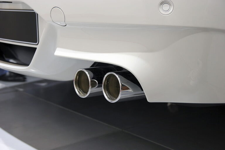 why does my dual exhaust only smoke on one side