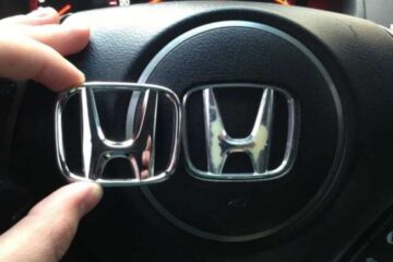 Honda Steering Wheel Emblem Is Peeling: Causes & Fixes