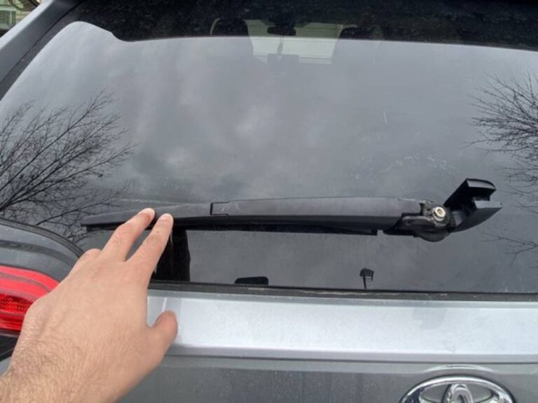 Toyota RAV4 Rear Wiper Blade Replacement